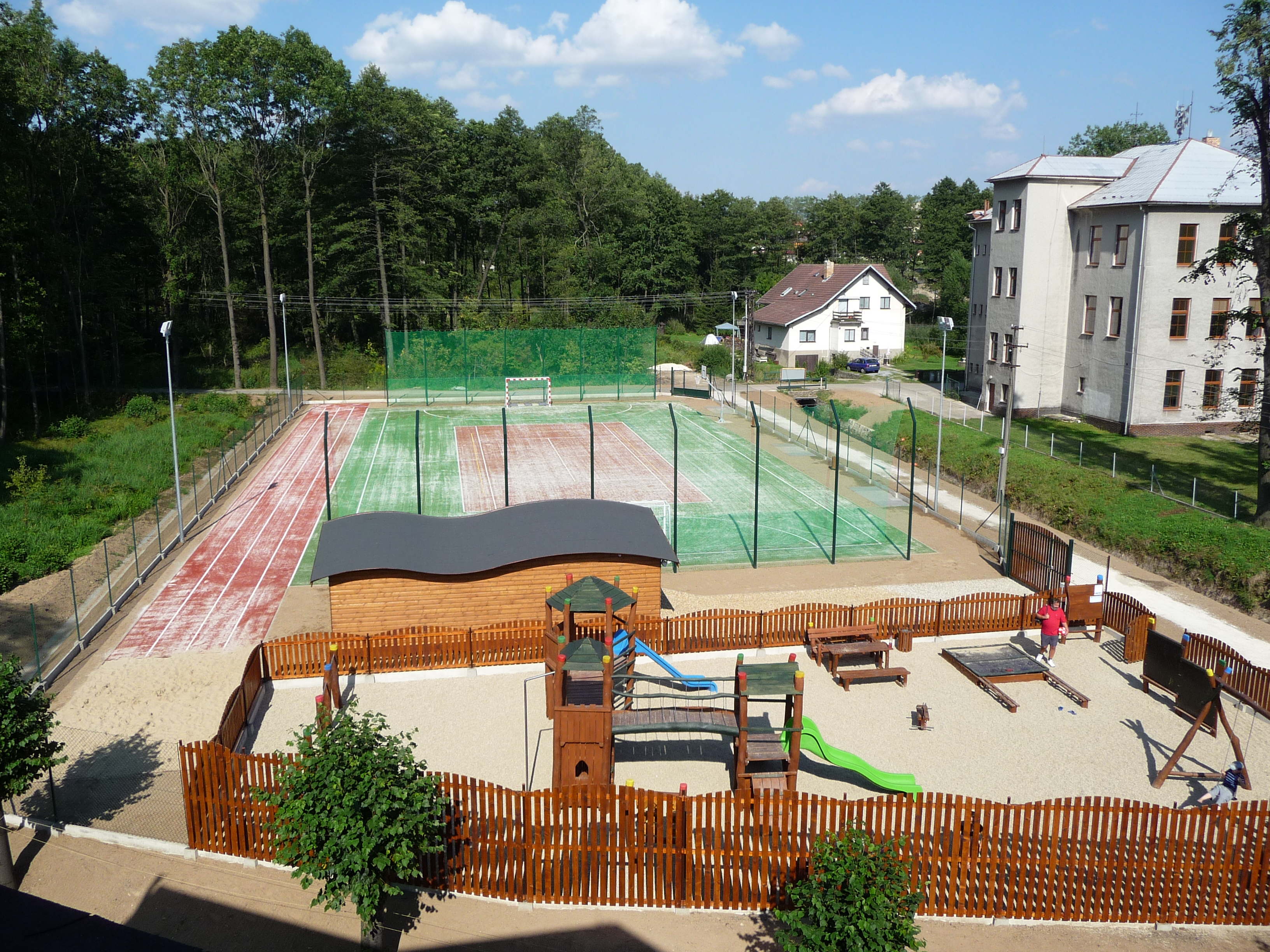 Sportovní a dětské hřiště v centru obce Písečná