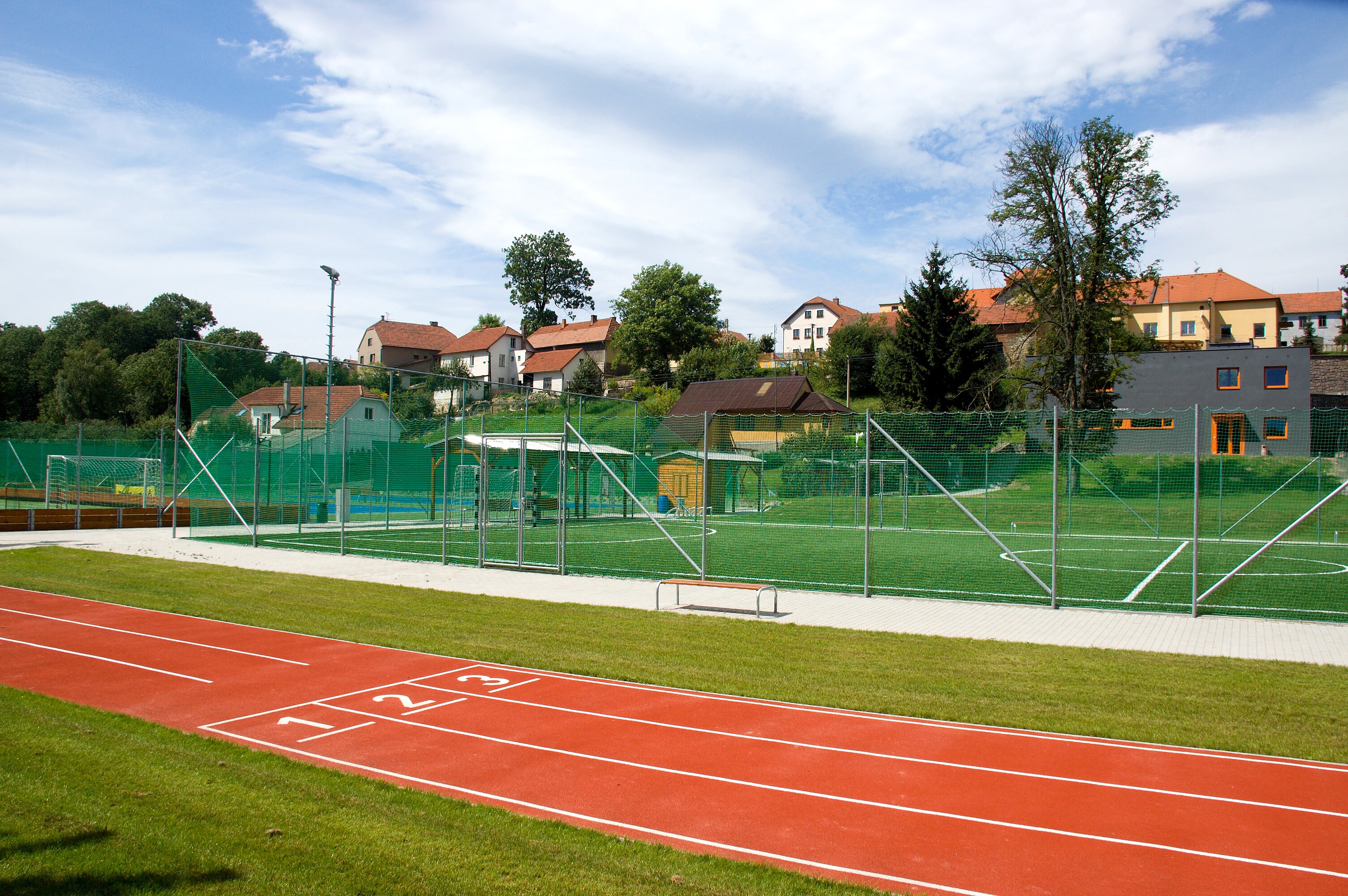 Rekonstrukce sportovního areálu v obci Osík.