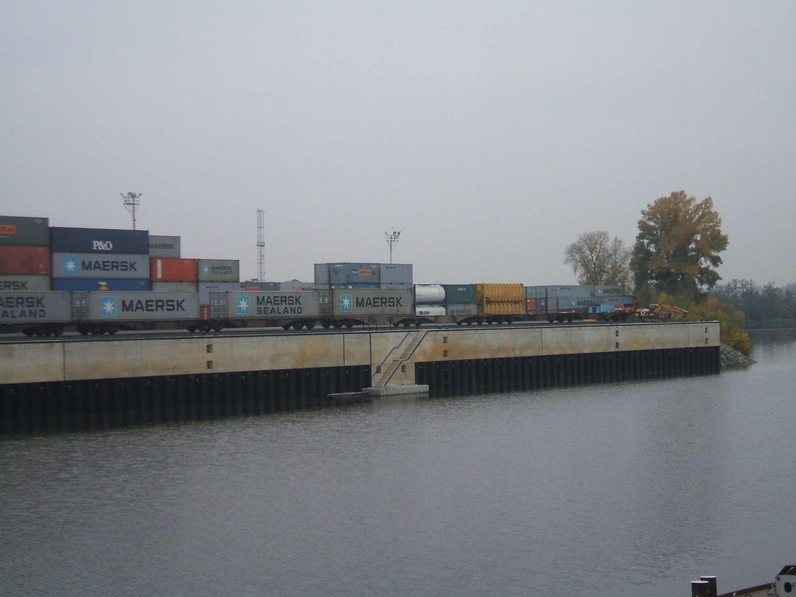 2.etapa nábřežní zdi v přístavu Mělník - povodňová ochrana plavidel