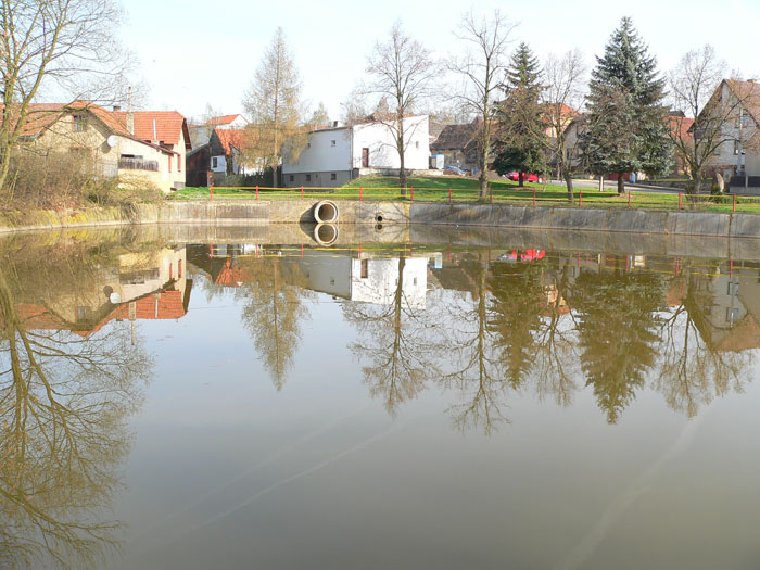 Oprava a odbahnění návesního rybníka v Šípech, v Milíčově a v Bělbožicích