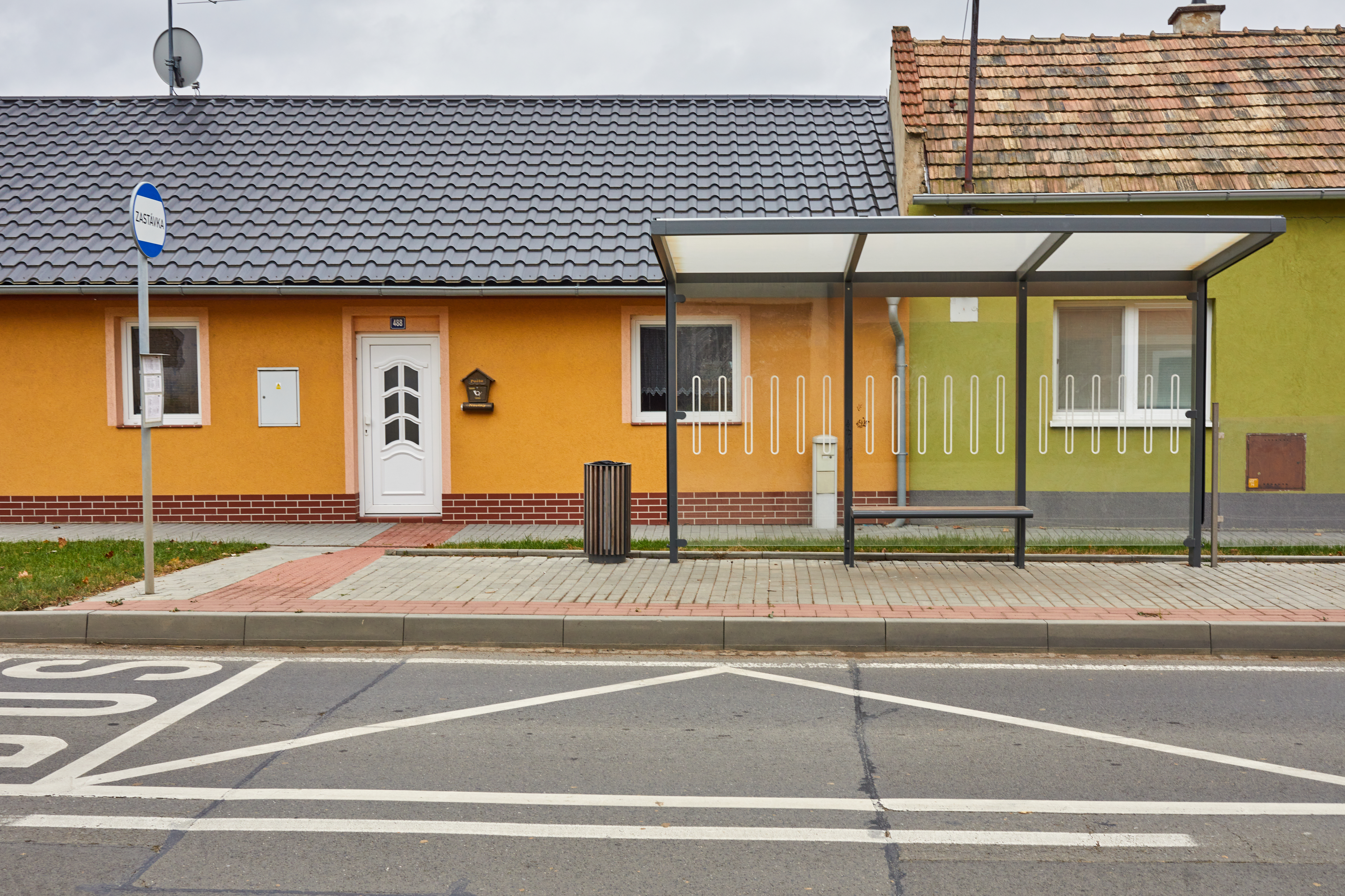 Výstavba chodníku a autobusové zastávky v obci Rokytnice