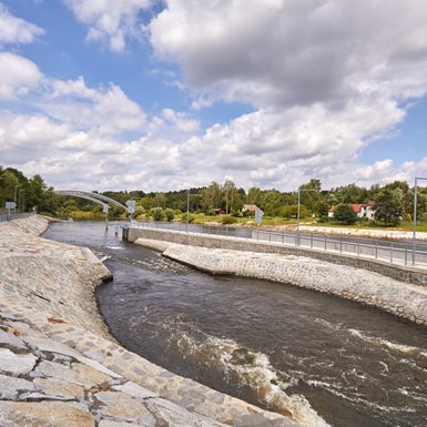 Dokončení vltavské vodní cesty rozšířilo turistický potenciál plavby na Vltavě a Otavě