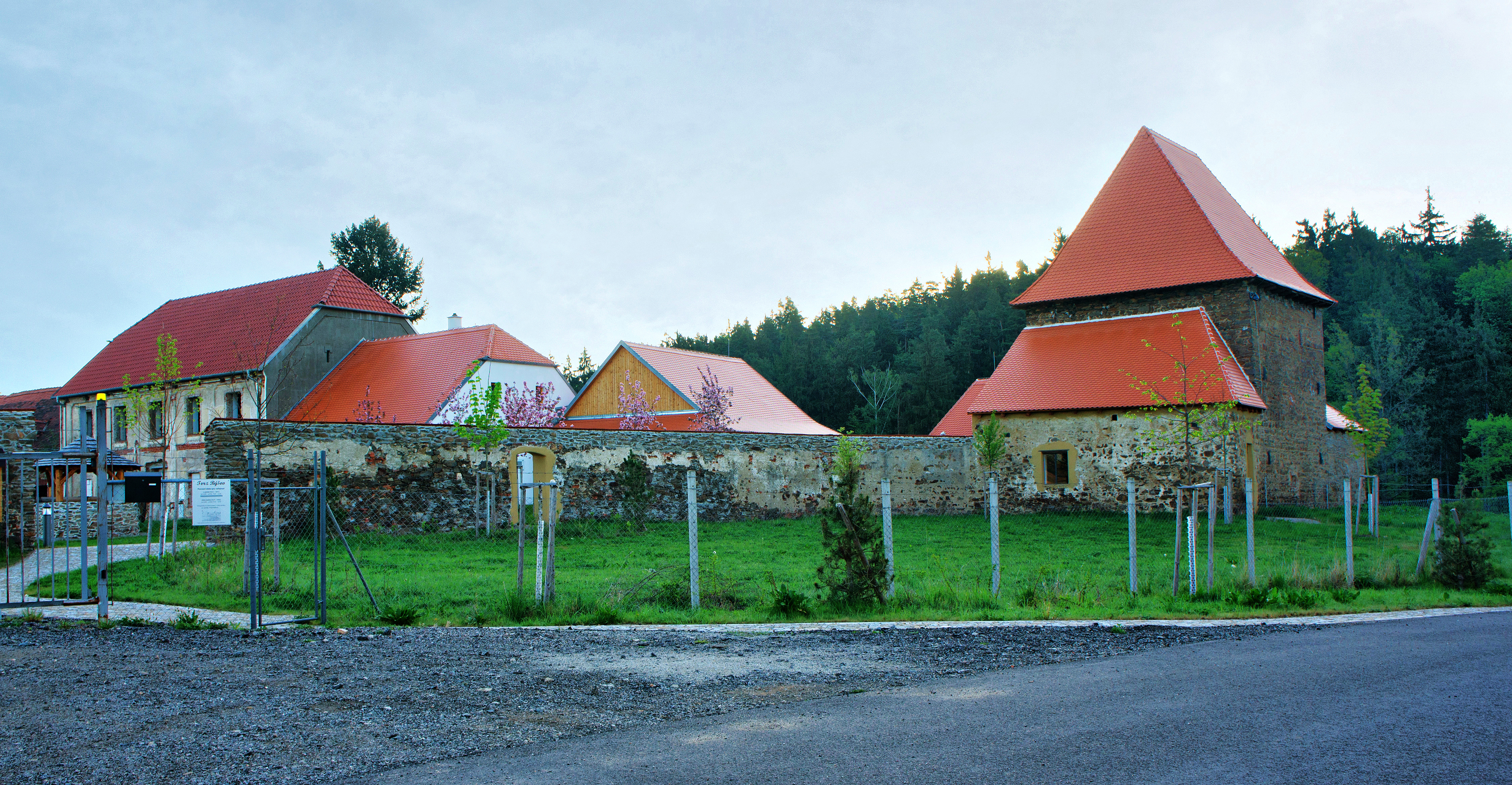 Rekonstrukce a revitalizace areálu statku s tvrzí Býšov