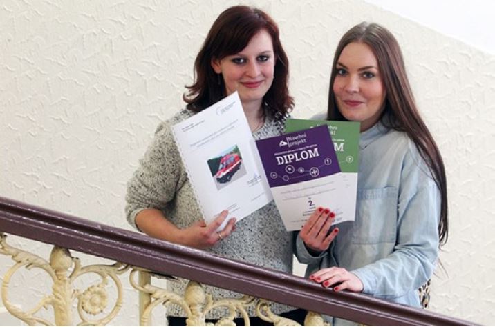 STUDENTKY Z KARLOVARSKA ZAZÁŘILY S NÁPADEM NA SPECIÁLNÍ HASIČSKÉ AUTO