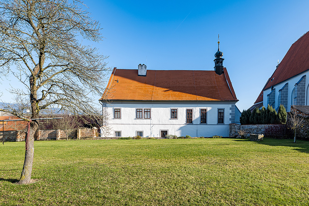 Revitalizace a zpřístupnění západního křídla fary a zahrady v Kájově