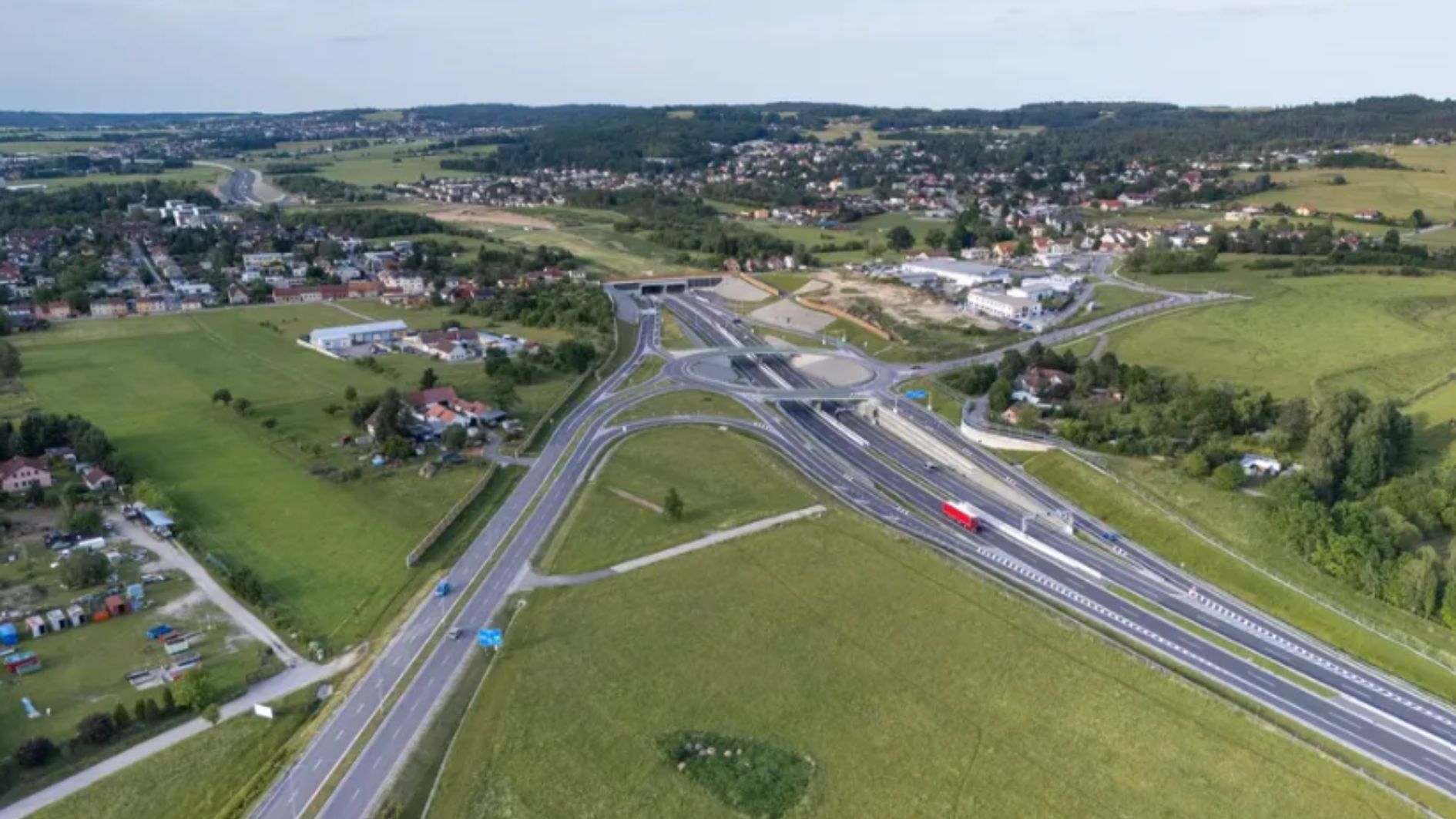 Kde fondy EU pomáhají: Stavba dálnice přinesla Borku klidnější prostředí. Atraktivita obce roste