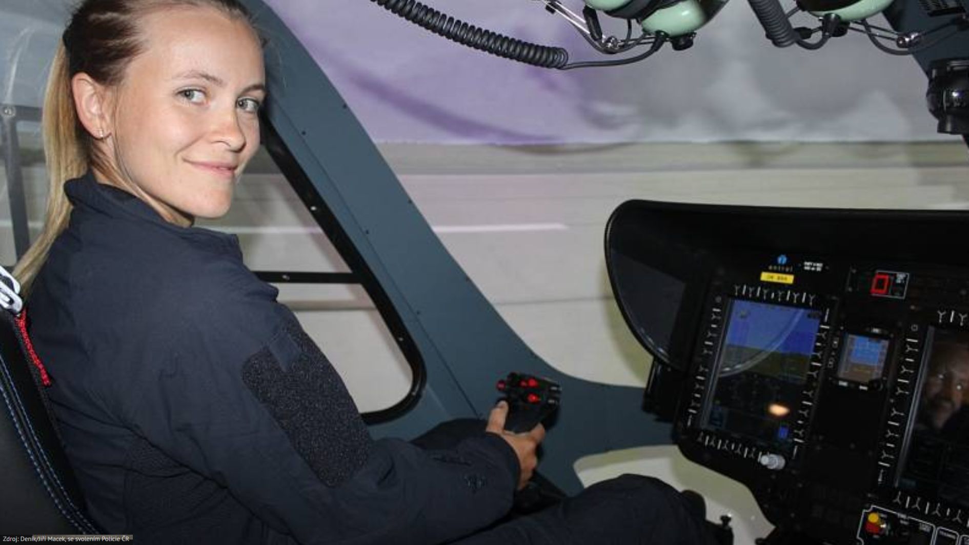 Kde fondy EU pomáhají: Pilotům u české policie usnadňuje výcvik letecký simulátor. Prověří i angličtinu