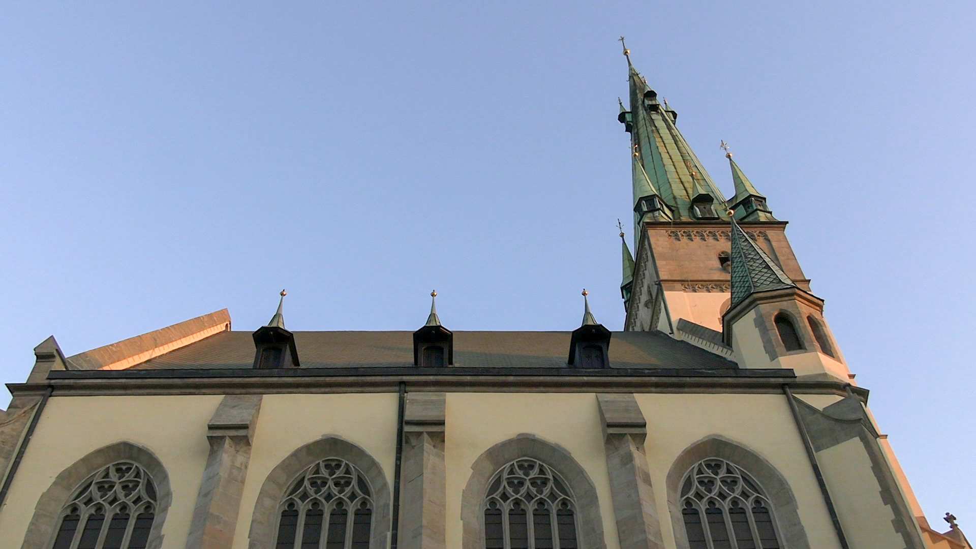 Šikmý kostel v Ústí prokoukl