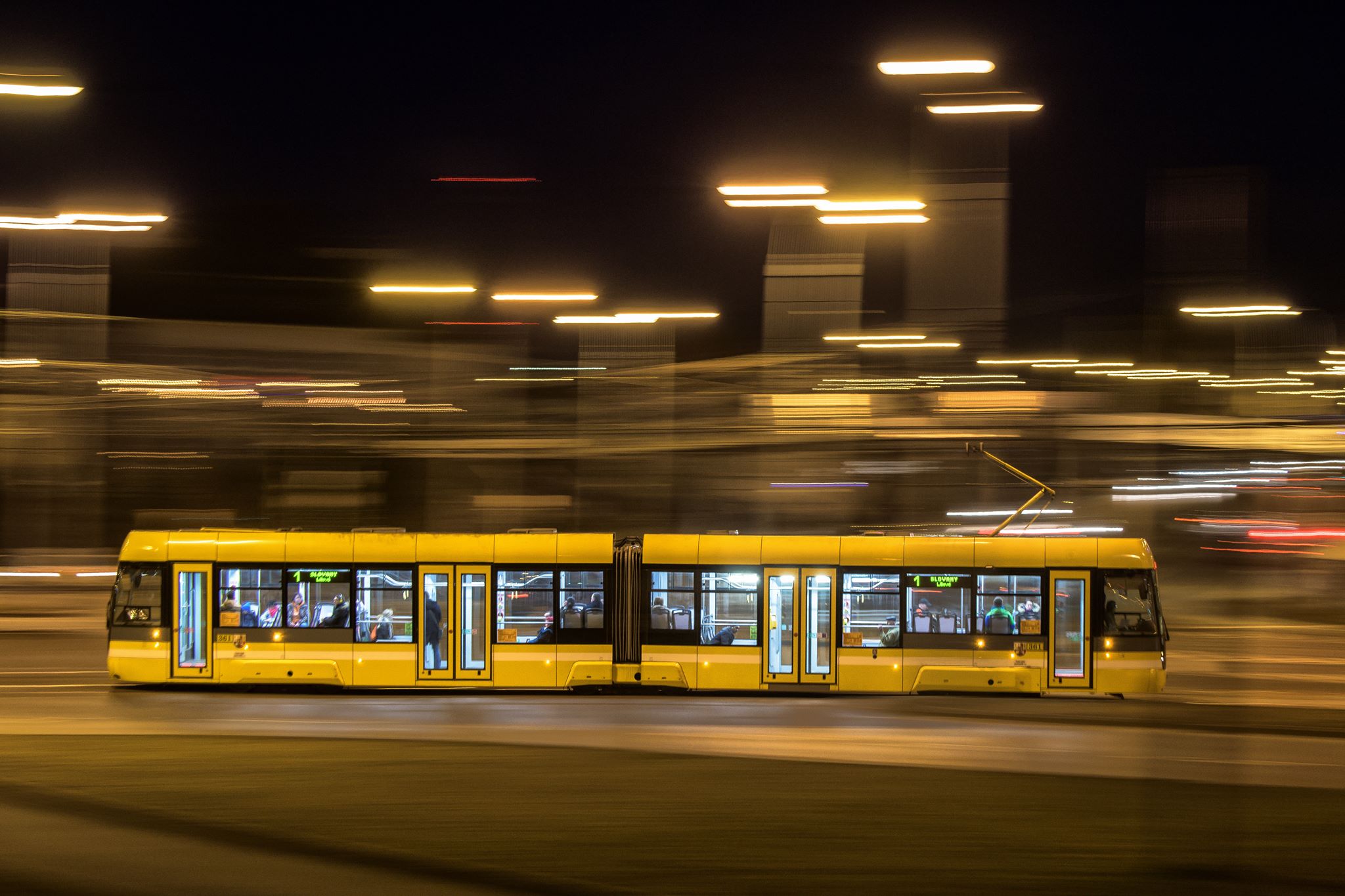 Noční tramvaj i hra na koupališti: Vítězné snímky fotosoutěže
