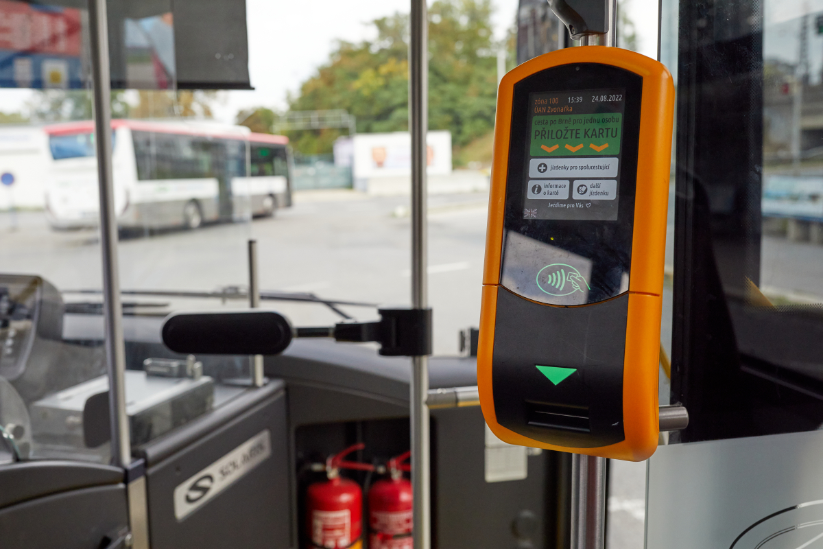Vybavení vozidel DPMB terminály pro odbavení cestujících prostřednictvím bezkontaktní bankovní karty